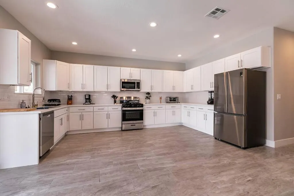 6 Bedroom Mansion W/ Amazing Backyard Pool! Las Vegas