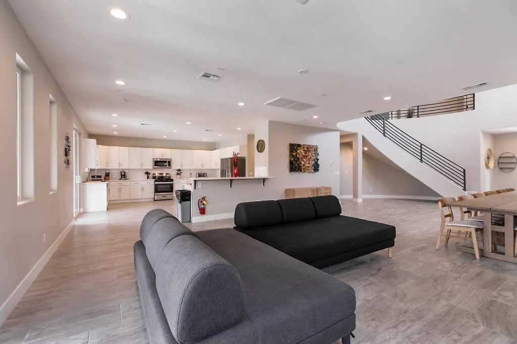 6 Bedroom Mansion W/ Amazing Backyard Pool! Las Vegas Сasa de vacaciones